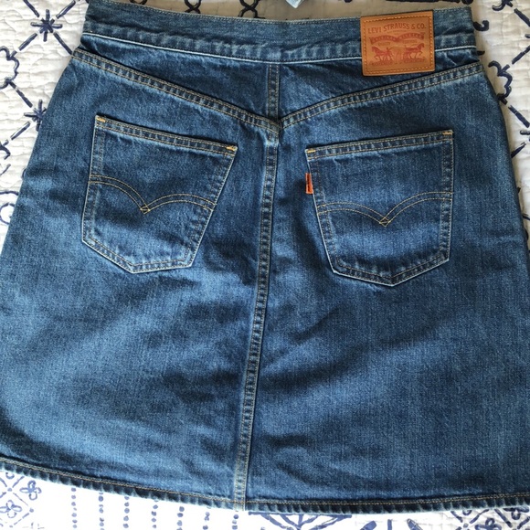 Levi’s Denim Zippered Mini Skirt with pockets - size 28 - Picture 2 of 6